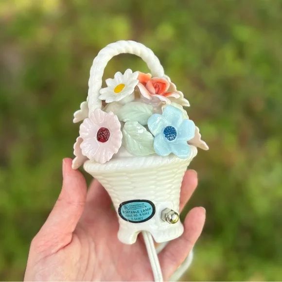 Vintage 70s Porcelain Flower Basket Bouquet Lamp Light - Picture 3 of 4